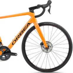 Orbea Orca M20 Disc Road Bike 2022 -Zone3 || Orbea || Pas Normal Studios store Orbea Orca M20 Disc Road Bike 2022 Orange Black 2